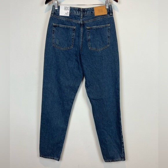 BDG Mom Jeans High Waisted Tapered Leg 28 X 32 NWT Baggy Distressed Dark Wash - Picture 3 of 7